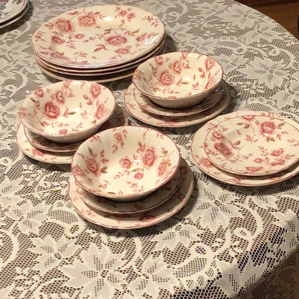 Rose Garden by TableMates Homestead collection